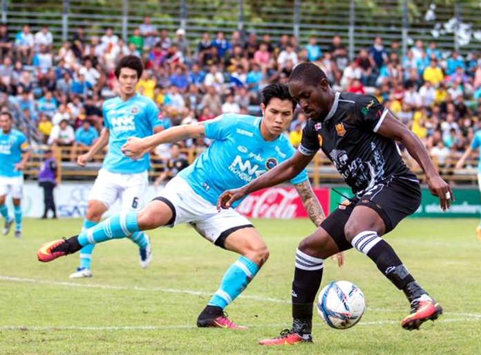 Sukhothai FC’s Ivory Coast forward Bireme Diouf (right) evades the attention of the Pattaya United defence during their Thai Premier League match at the Nongprue Stadium in Pattaya, Sunday, July 10. (Photo courtesy Sukhothai FC)