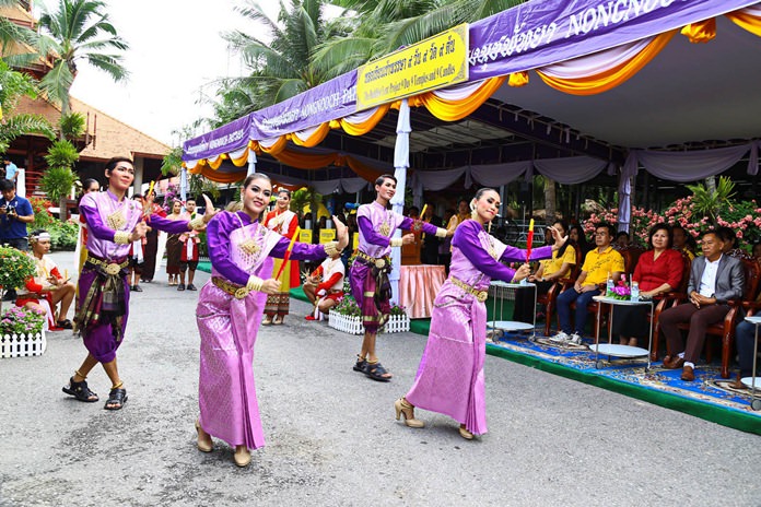 Nong Nooch Tropical Garden held a procession during their 9 candles in 9 days for 9 temples event, which included Thai dance.