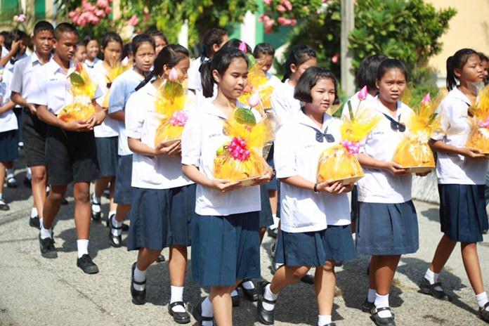 Students take part in the parade from Chonglom Temple to Pattaya School No. 2.