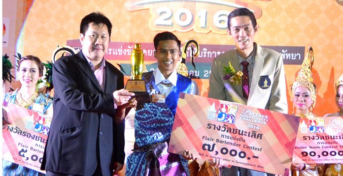 Bartender Pattiwat Rotoiu from Cape Dara Hotel Pattaya won the gold medal in the Flair Bartender contest.
