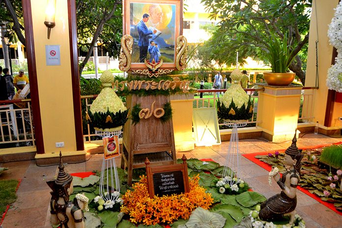 HM the King is a welcome theme in the Flower Decoration competition.