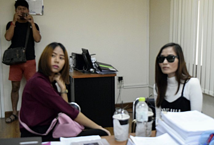 Paranisa Chainapanitkul and her sister went to Pattaya Police Station July 28 to complain why Pol. Lt. Col. Narawut Karamhito remained free without an arrest warrant being issued for him, only to discover one had been issued at the Pattaya Provincial Court for her on the license charge.