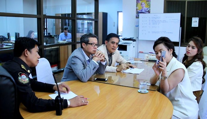 Mall General Manager Lalita Wimolphan and customer service executive Panisa Mekmontien met July 23 with Pattaya City Manager Thanatpong Sriwised and legal chief Sretapol Boonsawat in an urgent bid to delay the ban on traders on public sidewalks.