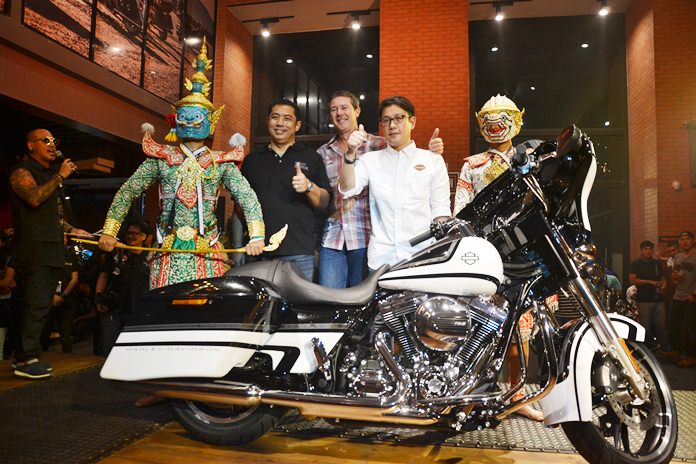 (From 2nd left) Sonthaya Kunplome, Former Minister of Tourism and Sports, Peter Mackenzie, Managing Director of Harley Davidson Asia Emerging Markets, Anuwat Inthraphuvasak, Managing Director of Harley-Davidson Pattaya, and Hanuman pose for a photo.