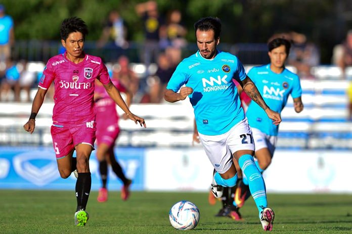 Pattaya United’s Spanish defender Fran González (27) carries the ball forward against Chainat FC during the Thai Premier League match at the Nongprue Stadium in Pattaya, Sunday, July 31. (Photo courtesy of Chainat FC)