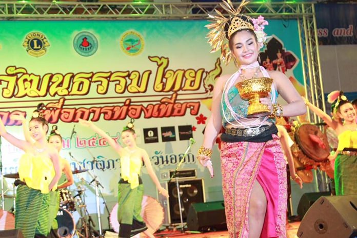 Students from Pattaya City schools performed Thai dances.