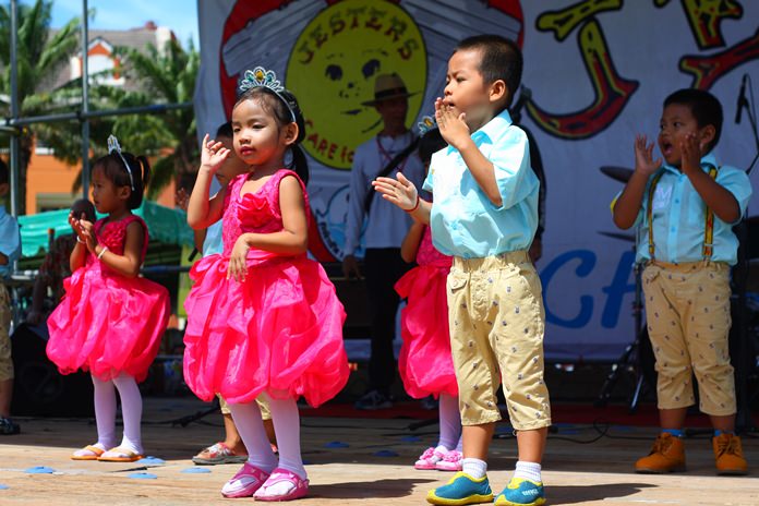 Youngsters warm people’s hearts with their precious stage performance during last year’s event.