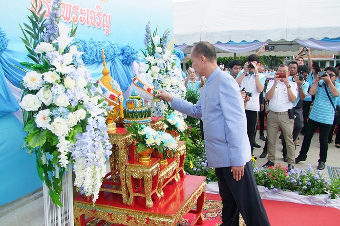 Provincial Gov. Khomsan Ekachai led the festivities in Chonburi.