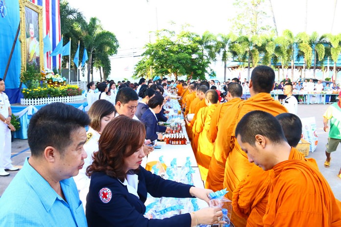 In Sattahip, District Chief Noraset Sritapatso led a merit-making and alms-giving event with 85 monks from nine temples.