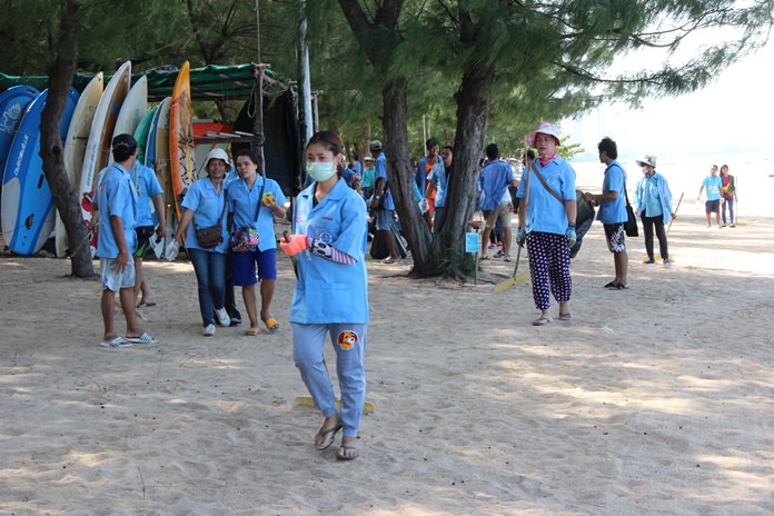 About 100 Dongtan Beach vendors cleaned up the shoreline and collected garbage for Mother’s Day.