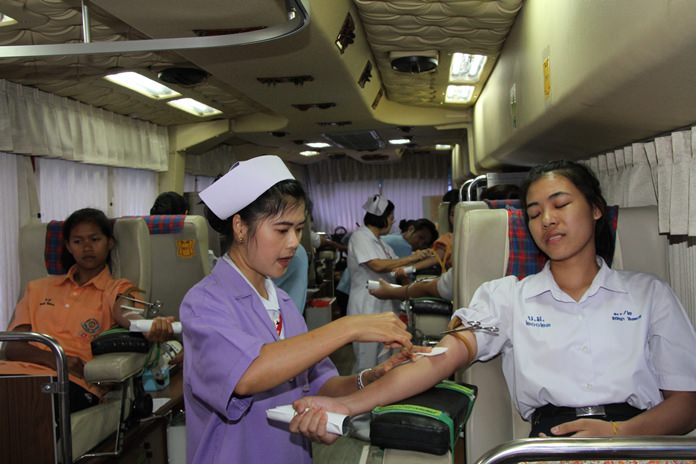 The Lions Club of Pattaya Taksin rallied students from local schools and Lions Club members to give blood for HM the Queen’s 84th birthday.