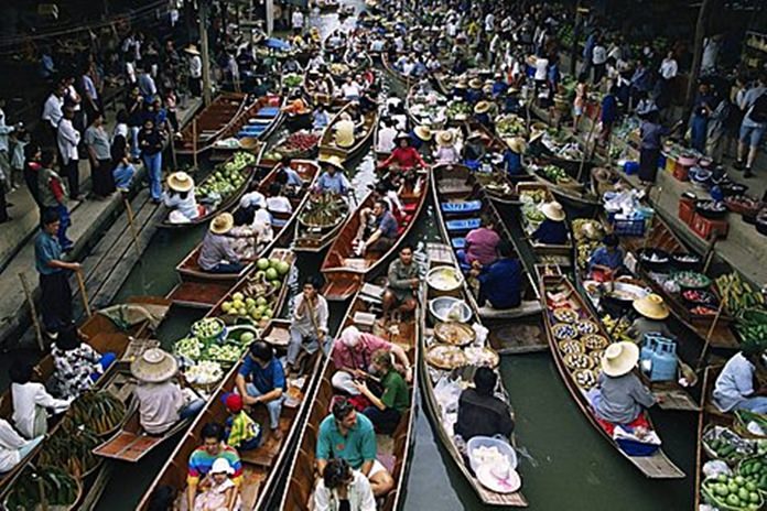 Floating market, near Bangkok, Thailand, Southeast Asia, Asia