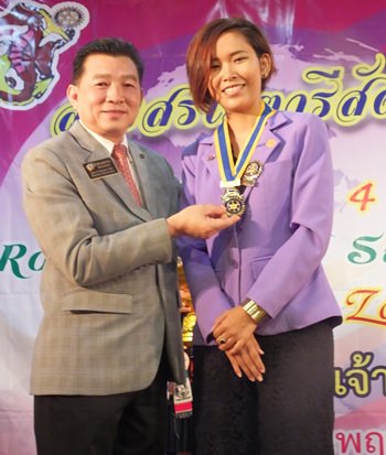 DG Eknarong installs Lalinda Siripornmanut as President of Rotary Club of Plutaluang.