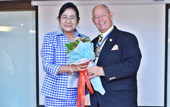 DGE Onanong Siripornmanut congratulates Rodney Charman, President of Rotary Club Eastern Seaboard.