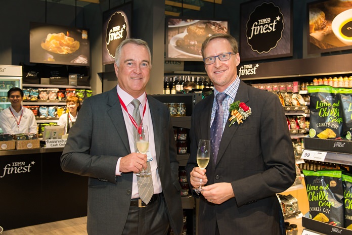 John Christie, CEO of Tesco Lotus (left) introduces H.E. British Ambassador Brian Davidson to the Tesco Finest product range at Thai-UK 2016. Tesco Lotus is UK’s largest investor and employer in Thailand with more than 50,000 full-time staff in over 1,700 stores across Thailand.