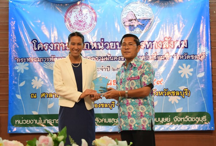 Titipun Pettrakul School Manager Satit Udomseuksa School receives the distinguished award from Waranon Yimmongkol Chonburi Permanent Secretary at the Chalermprakiat Hall.