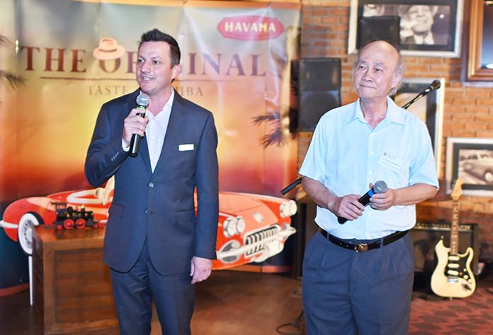 Daniel Boswell, F&B director at Holiday Inn Pattaya (left) gives a warm welcome to all who attended the recent chambers networking at the Havana Bar, Holiday Inn Pattaya.