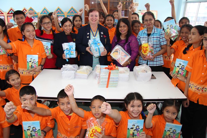 Rotary Club of Jomtien-Pattaya President Dzenana Popin and President-elect Nachlada Nammontree donated English books to Pattaya School 8 to boost their foreign-language skills.