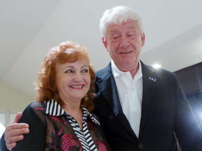 Dr. Jürgen Koppelin congratulates birthday girl Elfi Seitz. 