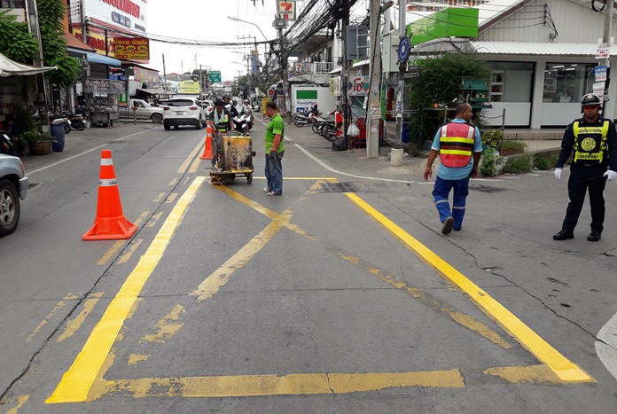 Traffic lines are re-painted along the entrances to Soi Khao Talo 2, 4, 6 and 8.