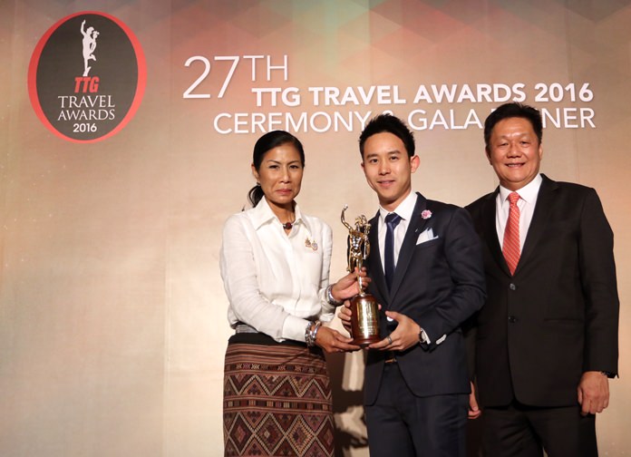 Royal Cliff Hotels Group Executive Director Vitanart Vathanakul (center) receives the 2016 TTG Travel Hall of Fame Award from H.E. Kobkarn Wattanavrangkul (left), Thailand’s Minister of Tourism and Sports, and Darren Ng (right), Managing Director of TTG Asia Media Ltd. at the 27th Annual TTG Awards Ceremony & Gala Dinner in Bangkok.