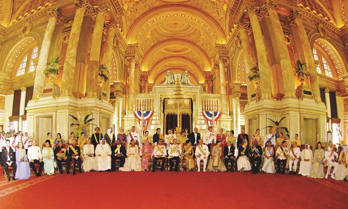 His Majesty the King, center left, and Her Majesty the Queen, center right, pose with the visiting representatives of 25 royal houses from Europe, Africa, the Middle East and Thailand’s Asian neighbors in the elaborate century-old high ceillinged Ananda Samakhom Throne Hall in Bangkok June 12, 2006.