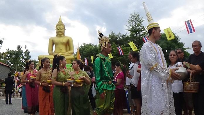 People observe the holy day at Wat Nongyai.