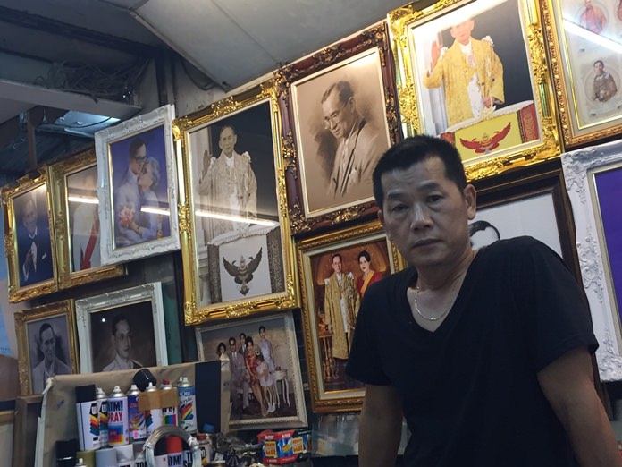 Teerayut Mitchalapan is doing his part to help people mourn His Majesty the King’s death by discounting replacement frames for the monarch’s portraits in mourning colors.