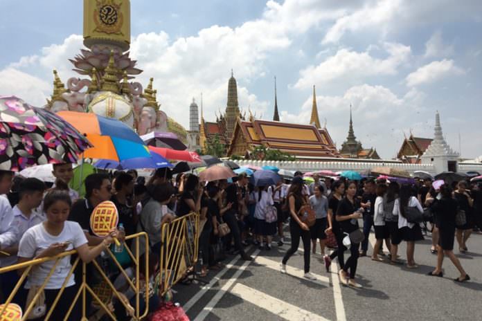Government provides transportations to come to the Grand Palace to mourn the late His Majesty the King.