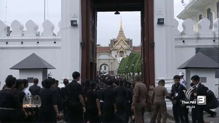 Mourners packed Sanam Luang to queue for paying last respect in front of the Royal urn