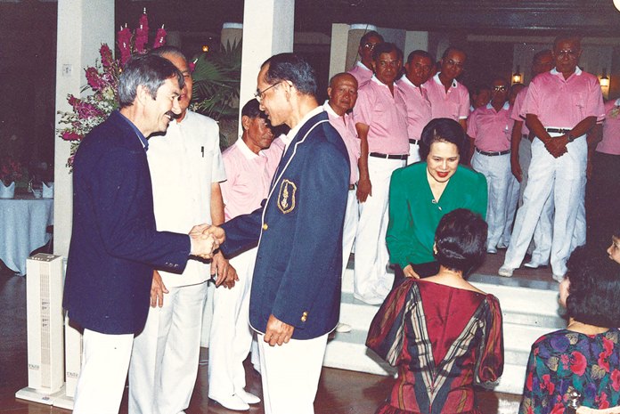 His Majesty the King greets Peter Cummins at the Klai Kangwon Palace reception.