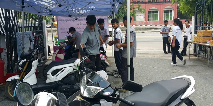 Pattaya students spent a day fixing motorbikes and computers and dyeing clothing black as part a “Do Good for Dad” tribute to the memory of HM the King.