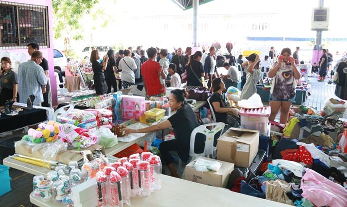 Nongprue’s already cheap open market became even a better deal Nov. 2 as merchants offered free products and services to “do good for Dad”.