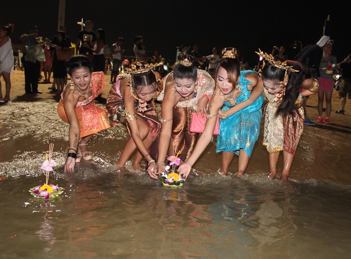 This year Loy Krathong, the most romantic night on the Thai calendar, fell on Monday, November 14. With the entire Kingdom in mourning, official regularly scheduled Loy Krathong events were cancelled, but many people were able to participate privately. Given the weight of the circumstances, however, most did so with proper restraints. 