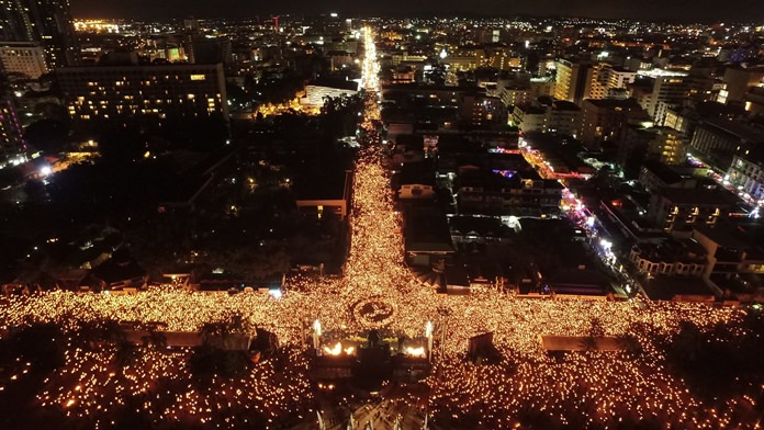 More than 100,000 Thais and foreigners from near and far shed tears and paid last respects to HM the late King along Pattaya Beach Road, Pattaya Bay, and all nearby side sois in the largest memorial held outside Bangkok for the late monarch. 