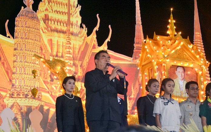 Professor Tanis Sriglindee performs the heart-rending royal composition of ‘The Impossible Dream’ on his ‘Klui’ - the traditional Thai flute.