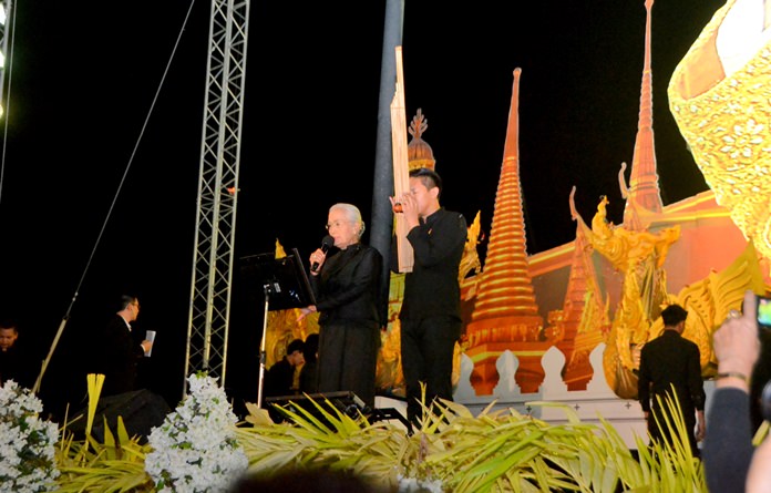 ‘Mo Lam’ Chaweewan Dumnern and ‘Khaen Master’ Acharn Ohn Khaenkhiaw performed ‘Lam Long’ to mourn the passing of the King.