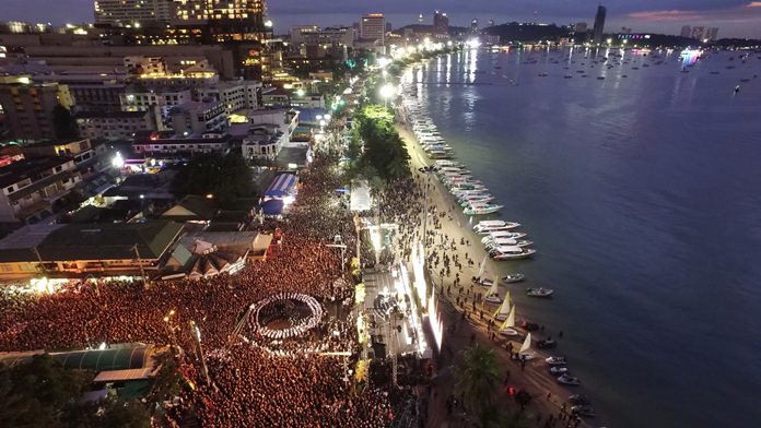 As dusk fell over Pattaya Bay, thousands of people gather along Beach and Central Roads for the Memorial Ceremony.