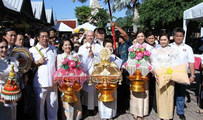 Former Pattaya Mayor Itthiphol Kunplome (center) enters the monkhood in Bangsaen to pay homage to HM the late King.