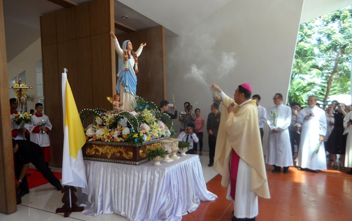 Bishop Silvio blesses the statue of Mother Mary.