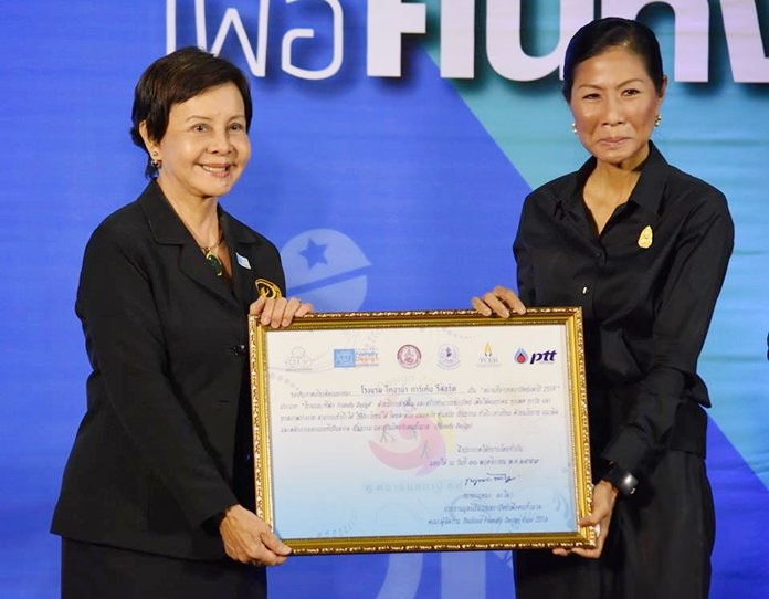 Tourism and Sports Minister Kobkarn Wattanavrangkul presented the Outstanding Civilized Design in ASEAN award to Diana Group Managing Director Sopin Thappajug.