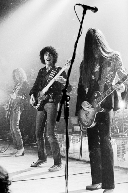 (L to R) Brian Robertson, Phil Lynott and Scott Gorham perform with Thin Lizzy at Bradford St Georges Hall in northern England, 24/11/1977. (Photo/Richard Marchewka/Public Domain)