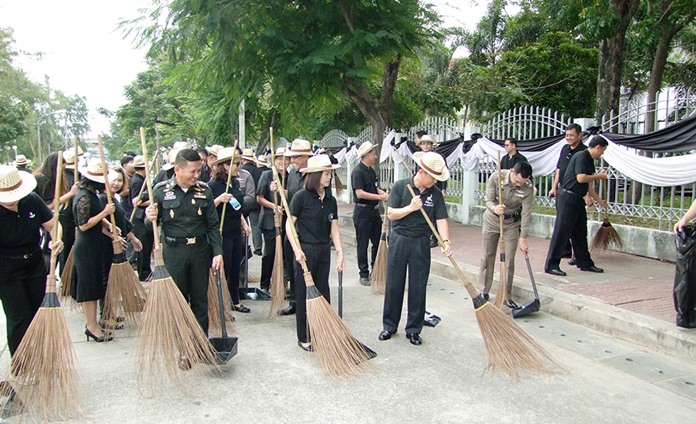 Chonburi residents marked HM the late King’s birthday by cleaning up streets and canals to “do good” in his name.
