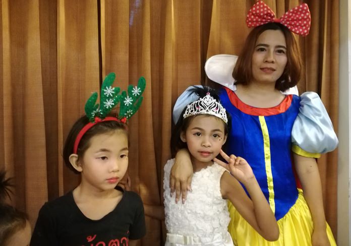 Snow White greets the little ones on Christmas Eve.