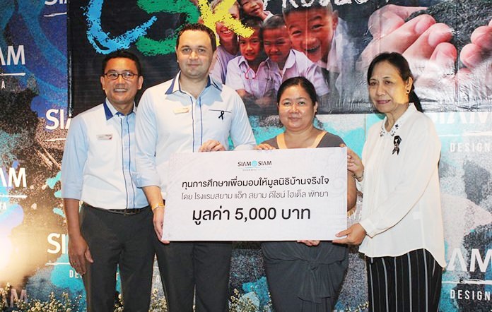 General Manager Dmitry Chernyshev and Adul Threechit from Siam@Siam donate 5,000 baht to Baan Jing Jai.