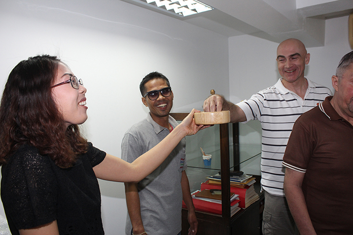 Martin Bilsborrow picks out his lucky draw from Nutsara Duangsri as Thep cheers him on.