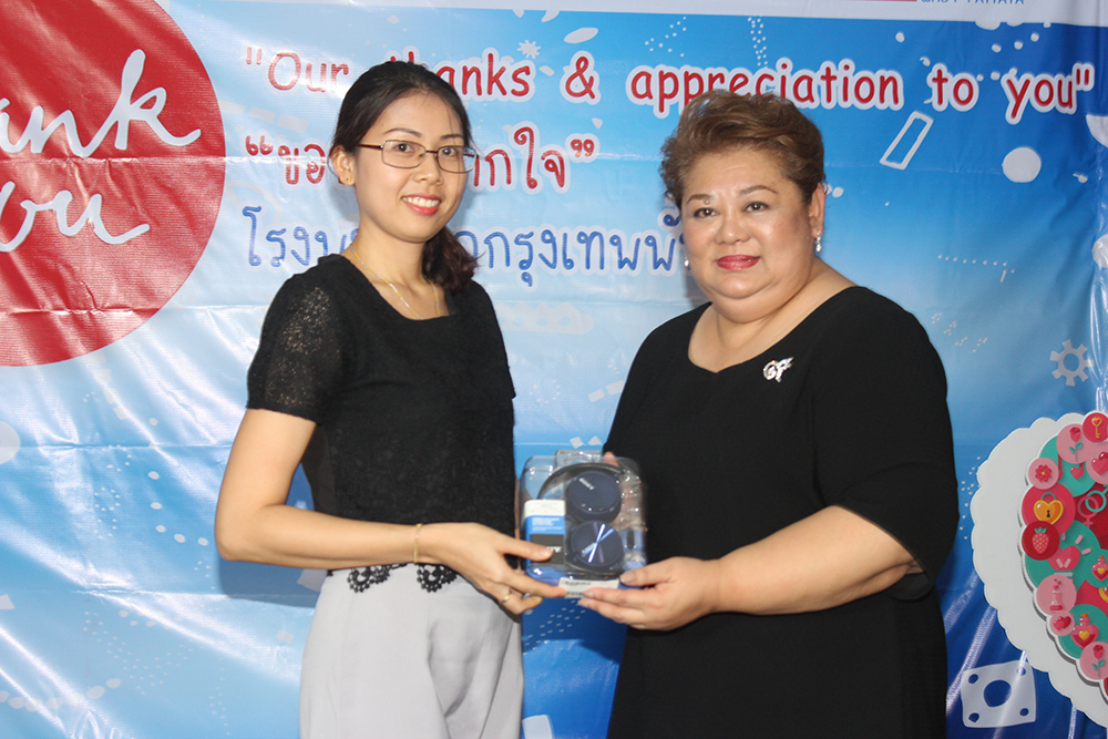Nutsara Duangsri (left) from Pattaya Mail won Sony headphones.