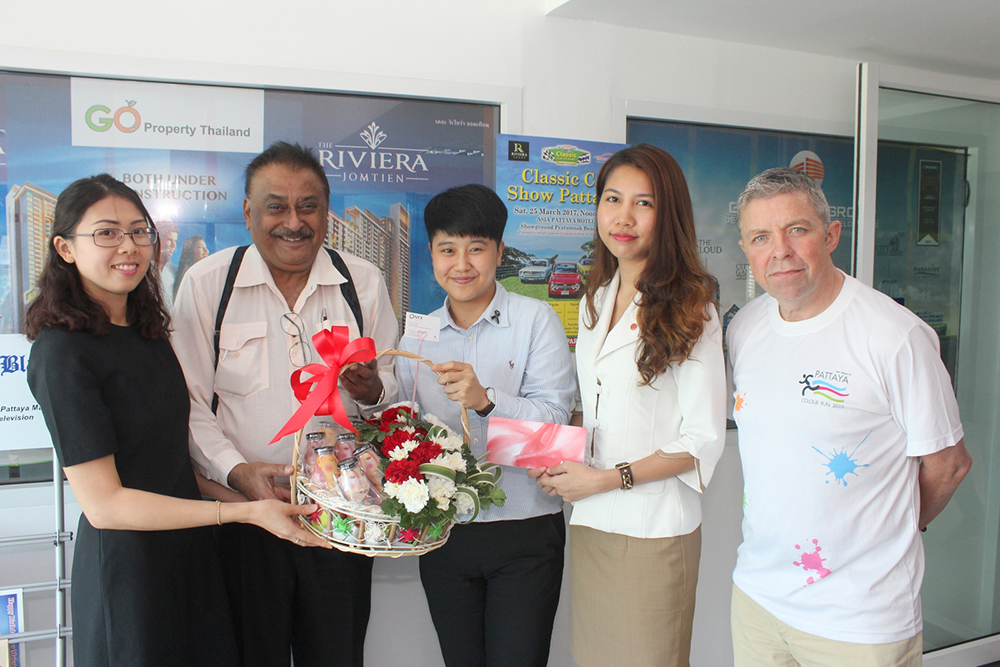 Amari Pattaya representatives present a gift to Peter.