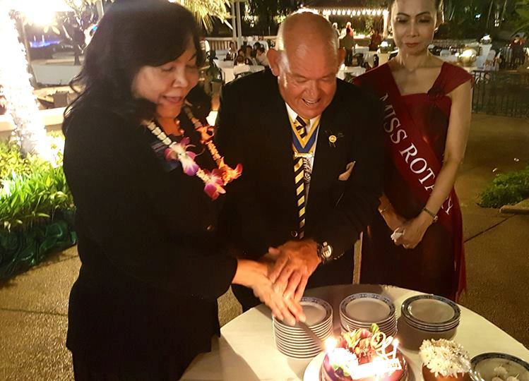 Rotary International Director Saowalak Rattanavich and President Rodney Charman cut the ceremonial birthday cake to celebrate Rotary’s 112th birthday.