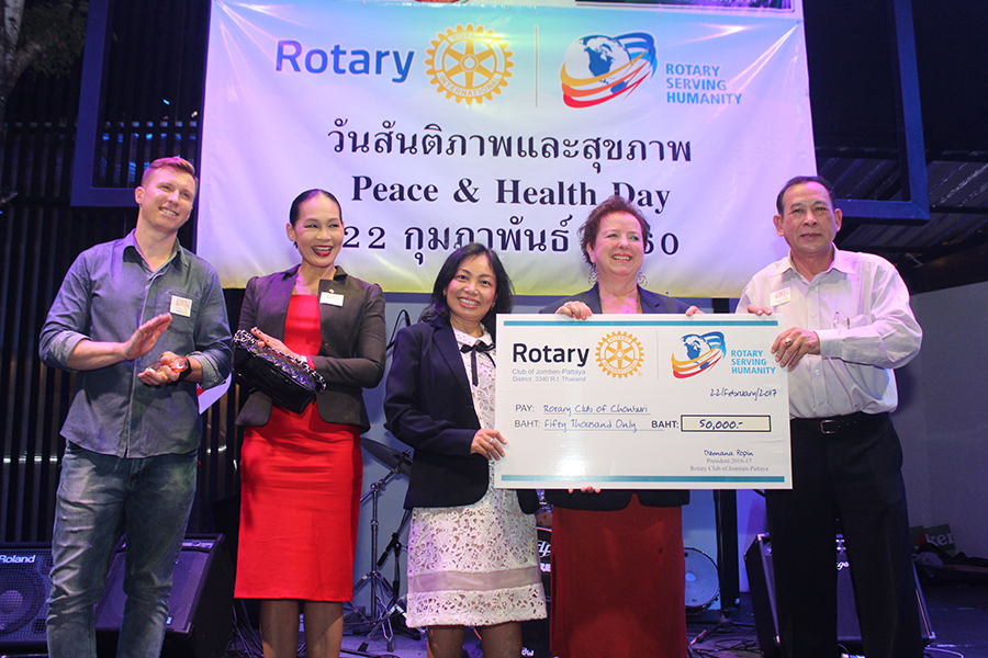 Pres. Dzenana Popin (2nd right) and PE Nachlada Pamonmontree (centre) of the Rotary Club of Jomtien-Pattaya presents a cheque of 50,000 baht to President Chamnote Plongudom of the Rotary Club of Chonburi.